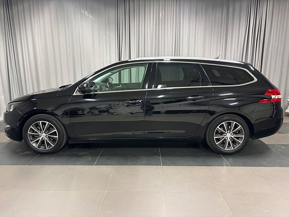 Peugeot 308 SW 2 of 5