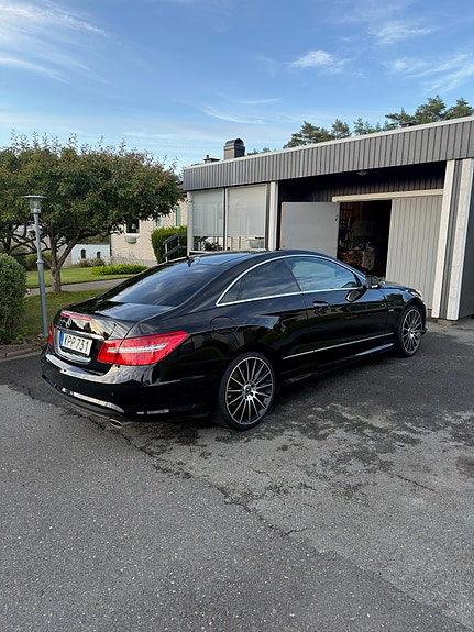 Mercedes-Benz E350 3 of 5