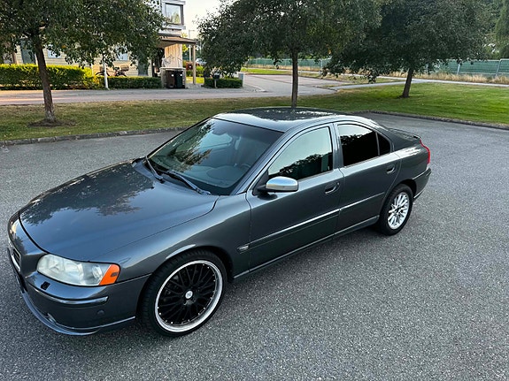 Volvo S60 2 of 5