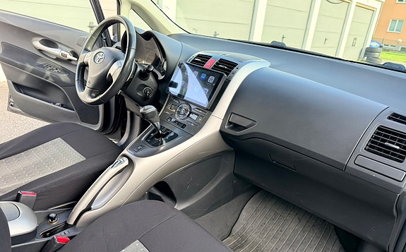 Toyota Auris 7 of 19