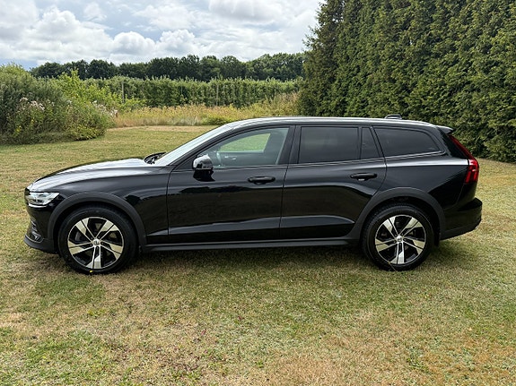 Volvo V60 Cross Country 2 of 5
