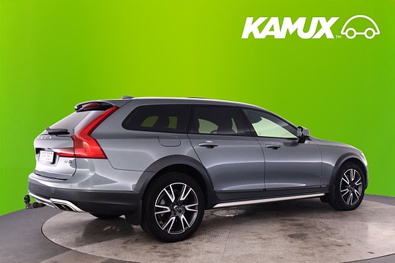Volvo V90 Cross Country 2 of 5
