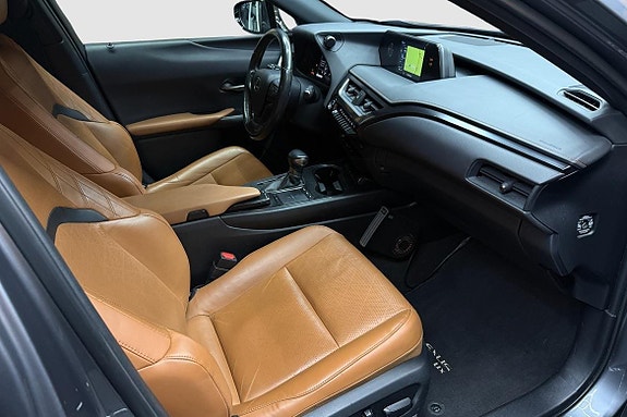 Lexus UX250h 14 of 19