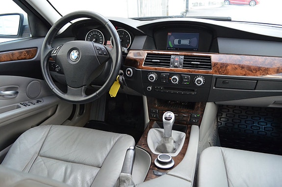 BMW 523i 2 of 5