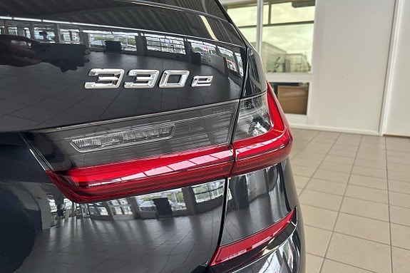 BMW 330e 14 of 18