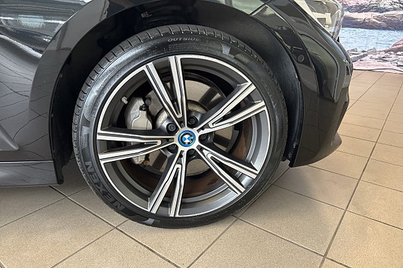 BMW 330e 13 of 18