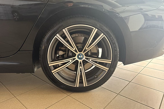 BMW 330e 11 of 18