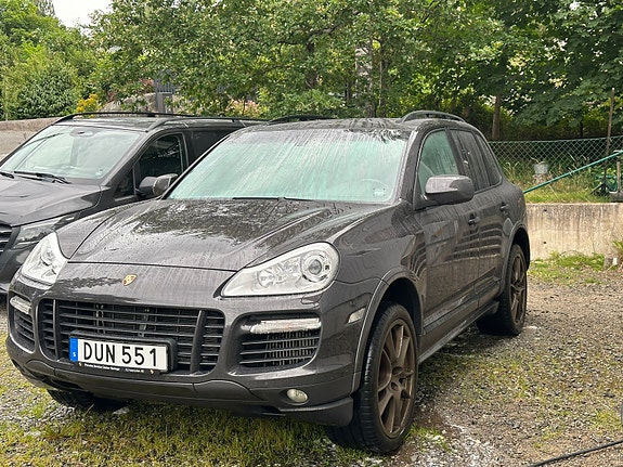 Porsche Cayenne Turbo S 4 of 5