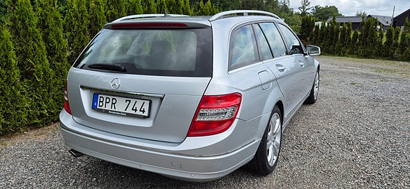 Mercedes-Benz C220 2 of 5
