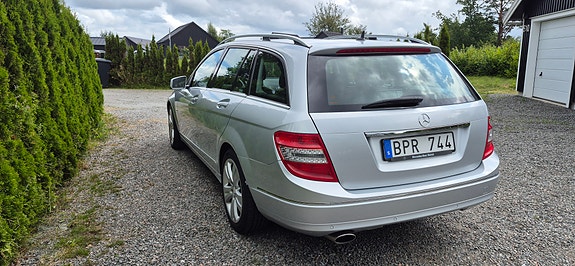 Mercedes-Benz C220 3 of 5