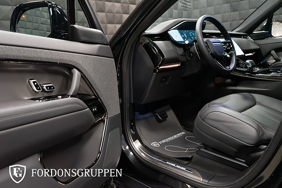 Land Rover Range Rover Sport 13 of 28