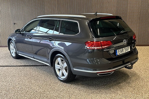 Volkswagen Passat Alltrack 3 of 5