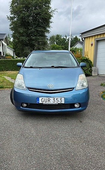 Toyota Prius 2 of 3