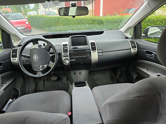 Toyota Prius 3 of 3