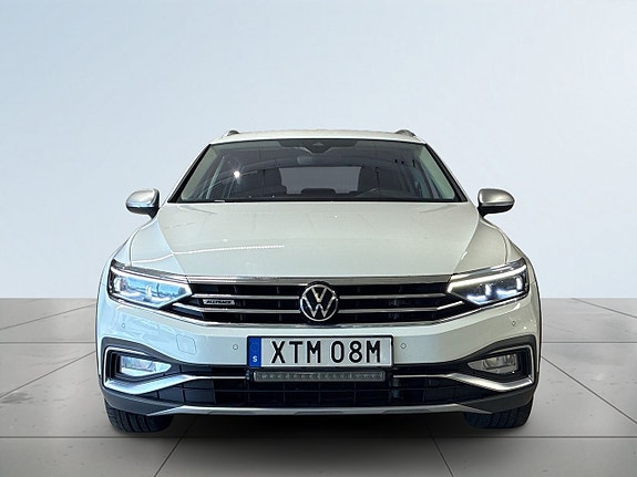 Volkswagen Passat Alltrack 2 of 18