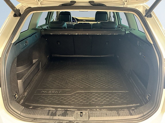 Volkswagen Passat Alltrack 12 of 18