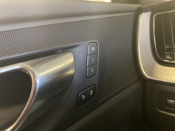 Volvo XC60 12 of 18