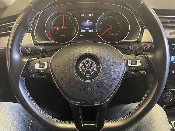 Volkswagen Passat 8 of 14