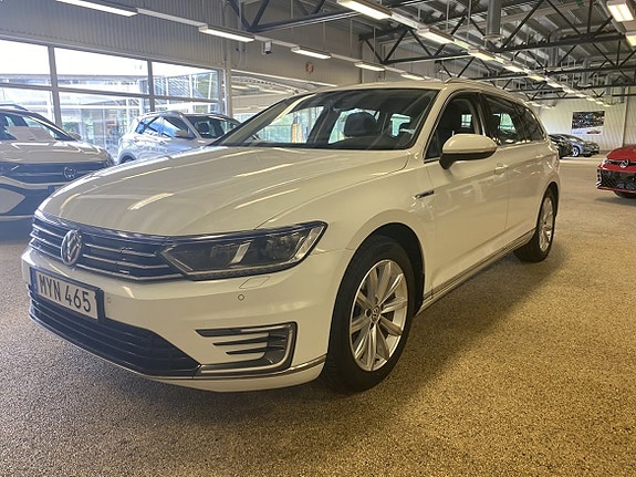 Volkswagen Passat 2 of 14