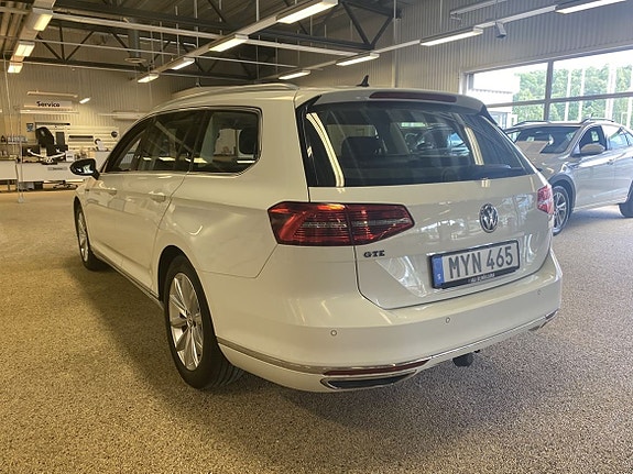 Volkswagen Passat 4 of 14
