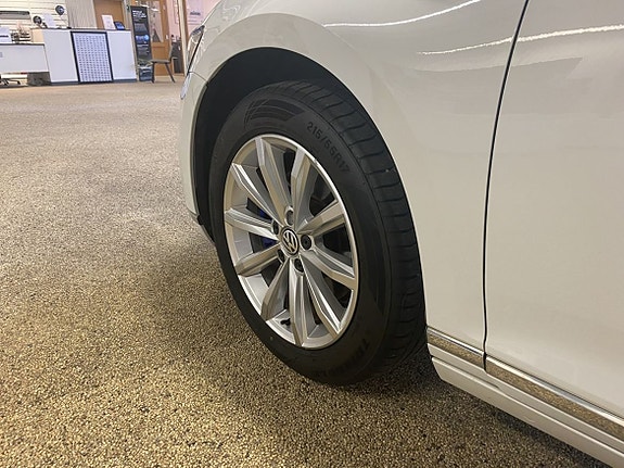 Volkswagen Passat 3 of 14