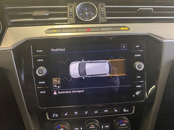 Volkswagen Passat 12 of 14