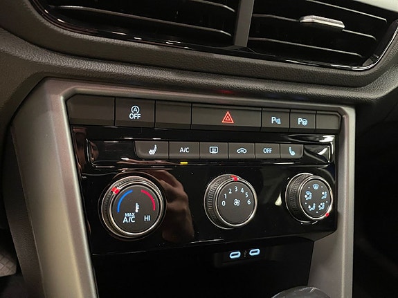 Volkswagen T-Roc 18 of 23