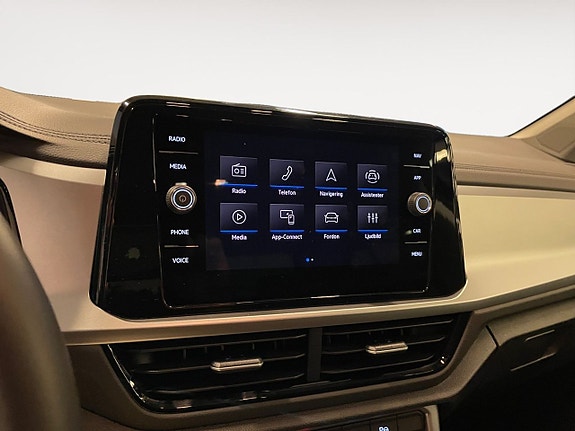 Volkswagen T-Roc 17 of 23