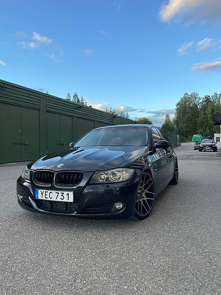 BMW 335Xi 2 of 6