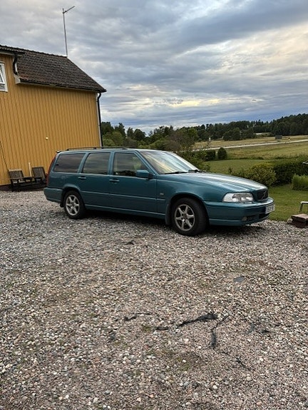 Volvo V70 2 of 3