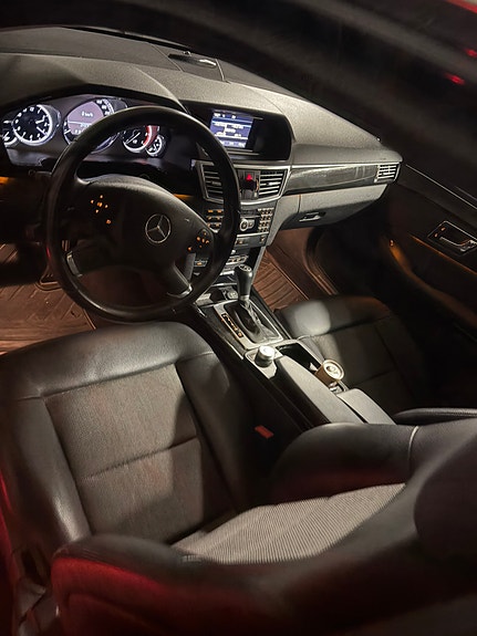 Mercedes-Benz E220 3 of 5