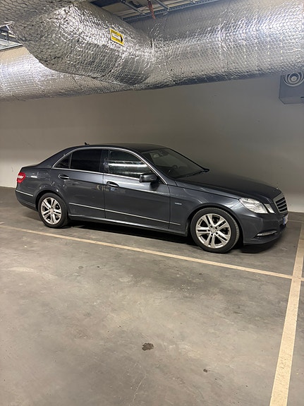 Mercedes-Benz E220 2 of 5