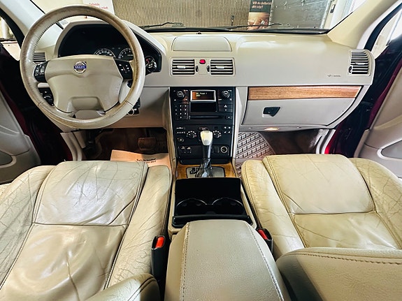 Volvo XC90 8 of 23