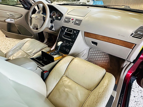 Volvo XC90 10 of 23