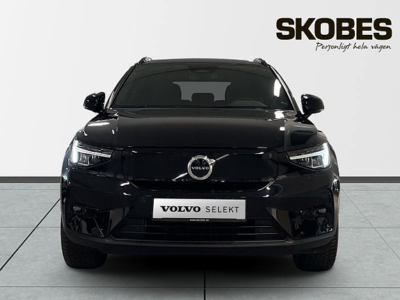 Volvo XC40 2 of 5