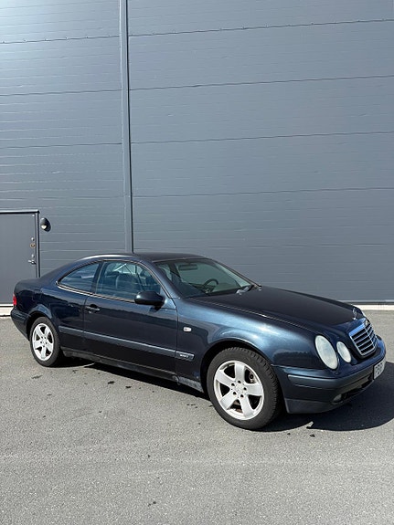 Mercedes-Benz CLK320 3 of 5