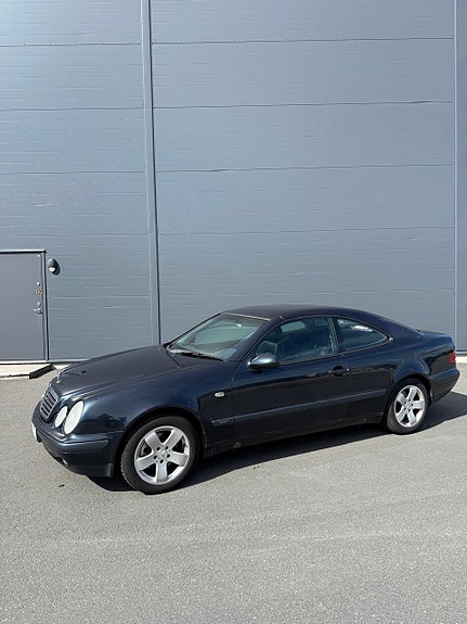 Mercedes-Benz CLK320 4 of 5