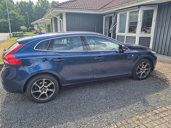 Volvo V40 2 of 5