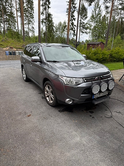 Mitsubishi Outlander 2 of 5