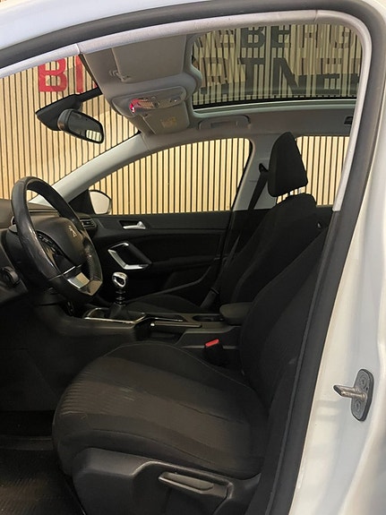 Peugeot 308 SW 13 of 14