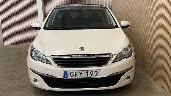 Peugeot 308 SW 2 of 5