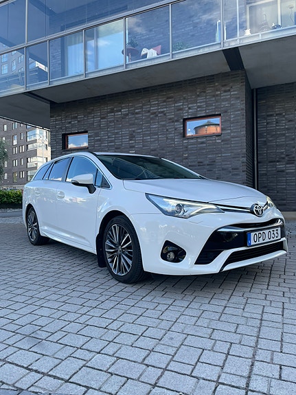 Toyota Avensis 2 of 5
