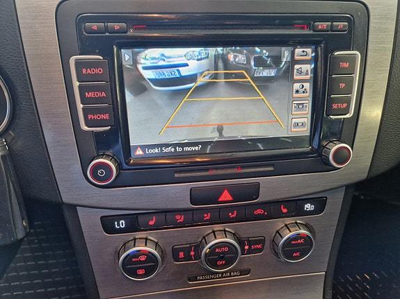 Volkswagen Passat 9 of 16