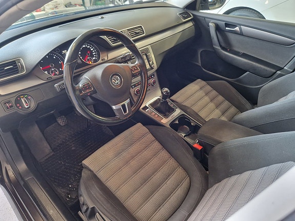 Volkswagen Passat 5 of 16