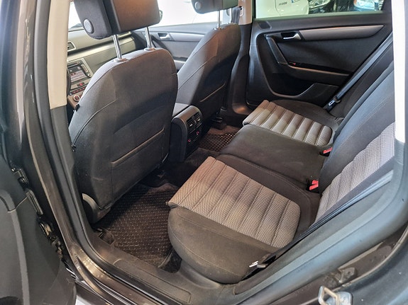 Volkswagen Passat 10 of 16