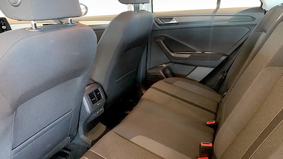 Volkswagen T-Roc 11 of 13
