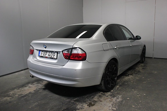 BMW 320d 4 of 5