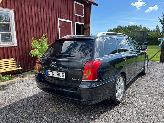 Toyota Avensis 2 of 5