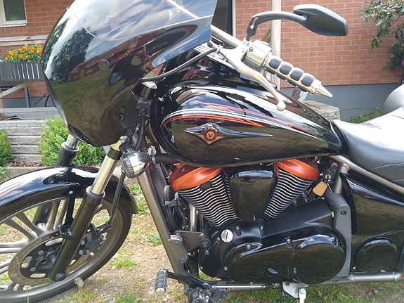 Kawasaki Vulcan 900 Custom 2 of 3