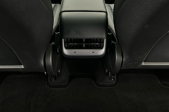 Tesla Model Y 23 of 27